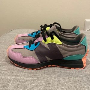 New Balance 327. Girls GOOD CONDITION. Right shoe has a few small spots. Size 1